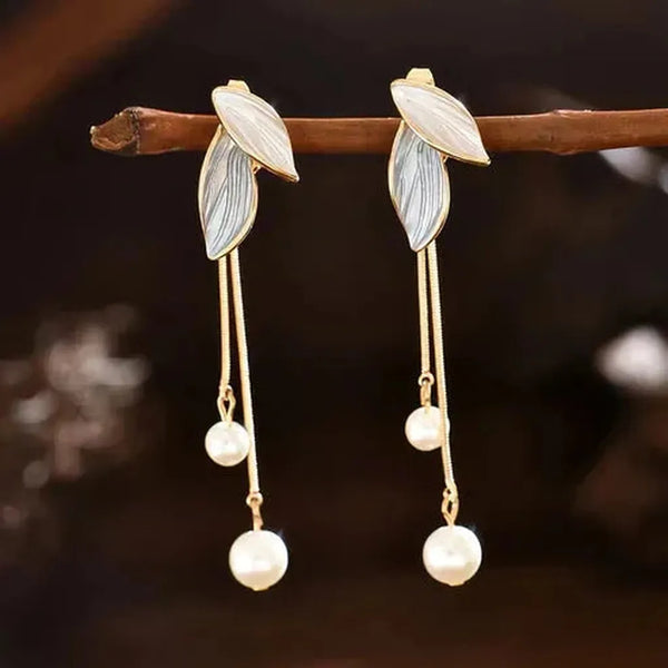 Charlotte Leaf-Shaped Earrings with Daisy Motifs - image 3