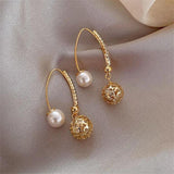 Sybil Retro Daisy Drop Earrings | Gold-Tone