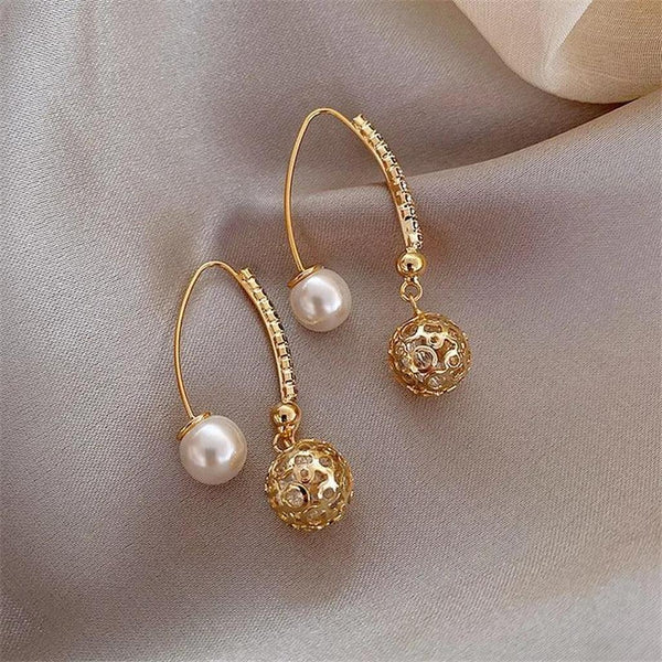 Sybil Retro Daisy Drop Earrings | Gold-Tone