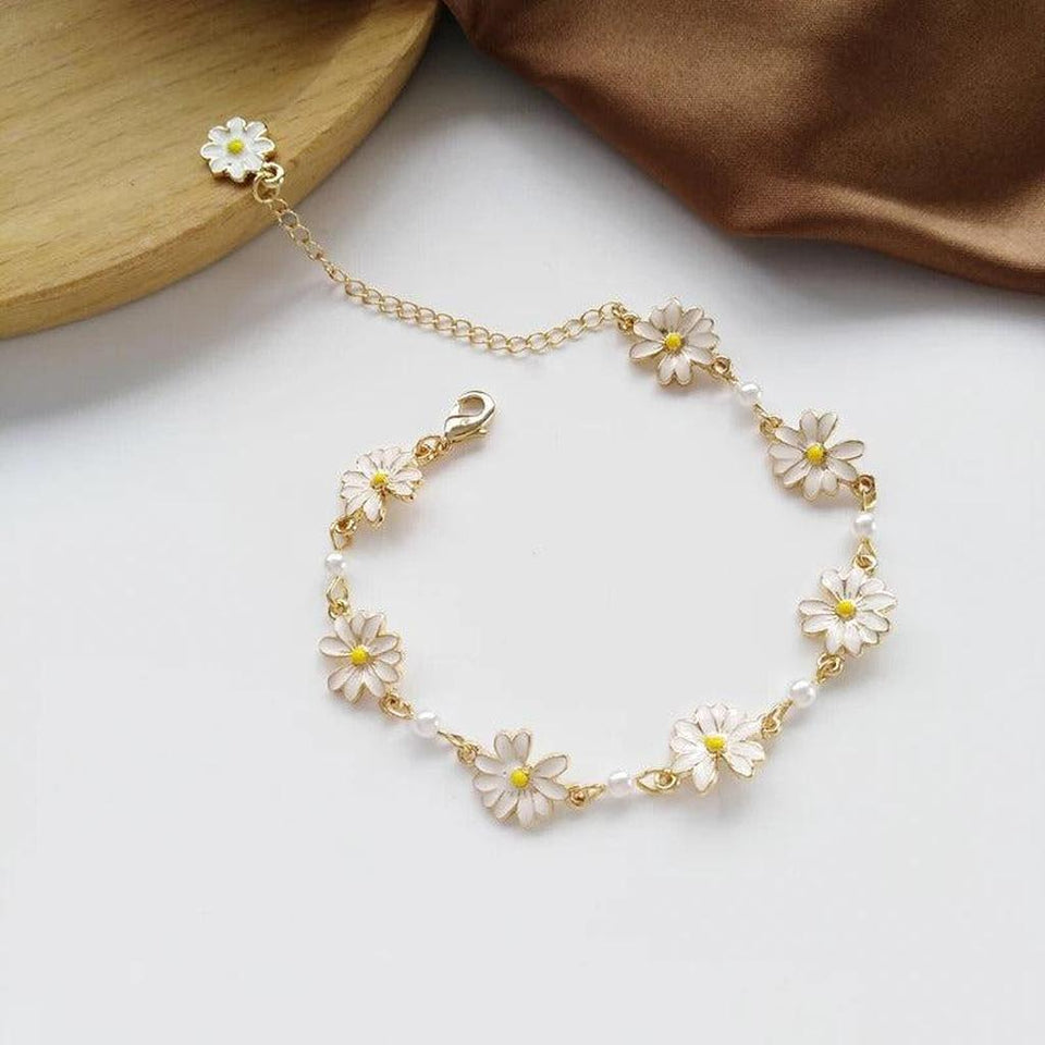 Alma Retro Gold-Tone White Flower and Daisy Bracelet
