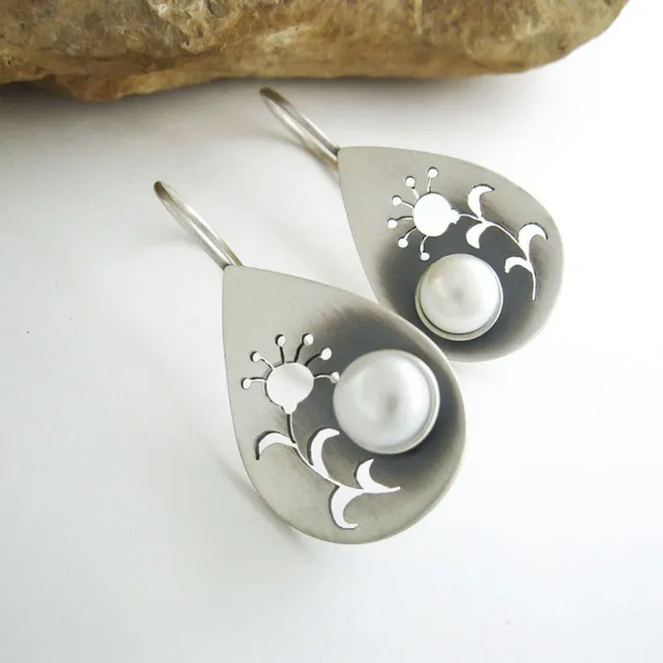 Sharon Retro Floral and Daisy Drop Earrings - image 1